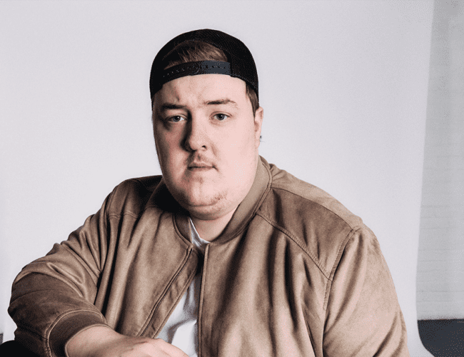Gareth Brings His Family To Nashville And Debuts “Quiet In This House”