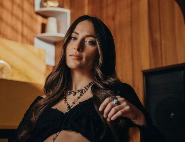 Rising Singer/Songwriter Hannah McFarland Releases ‘Broken Hearts’ EP