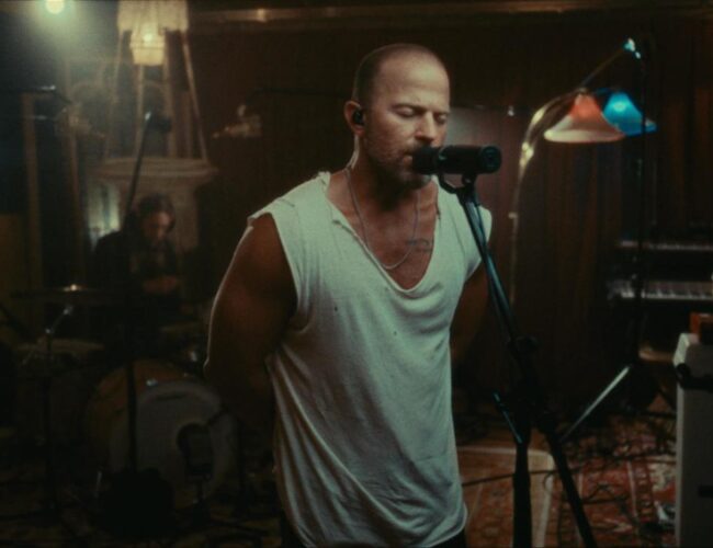 Kip Moore Performs “Solitary Tracks” On The Kelly Clarkson Show