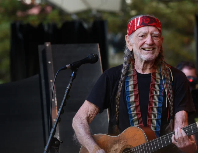 Country Music Legend, 92, Gives Up Smoking — Fans Stunned by What He’s Doing Instead